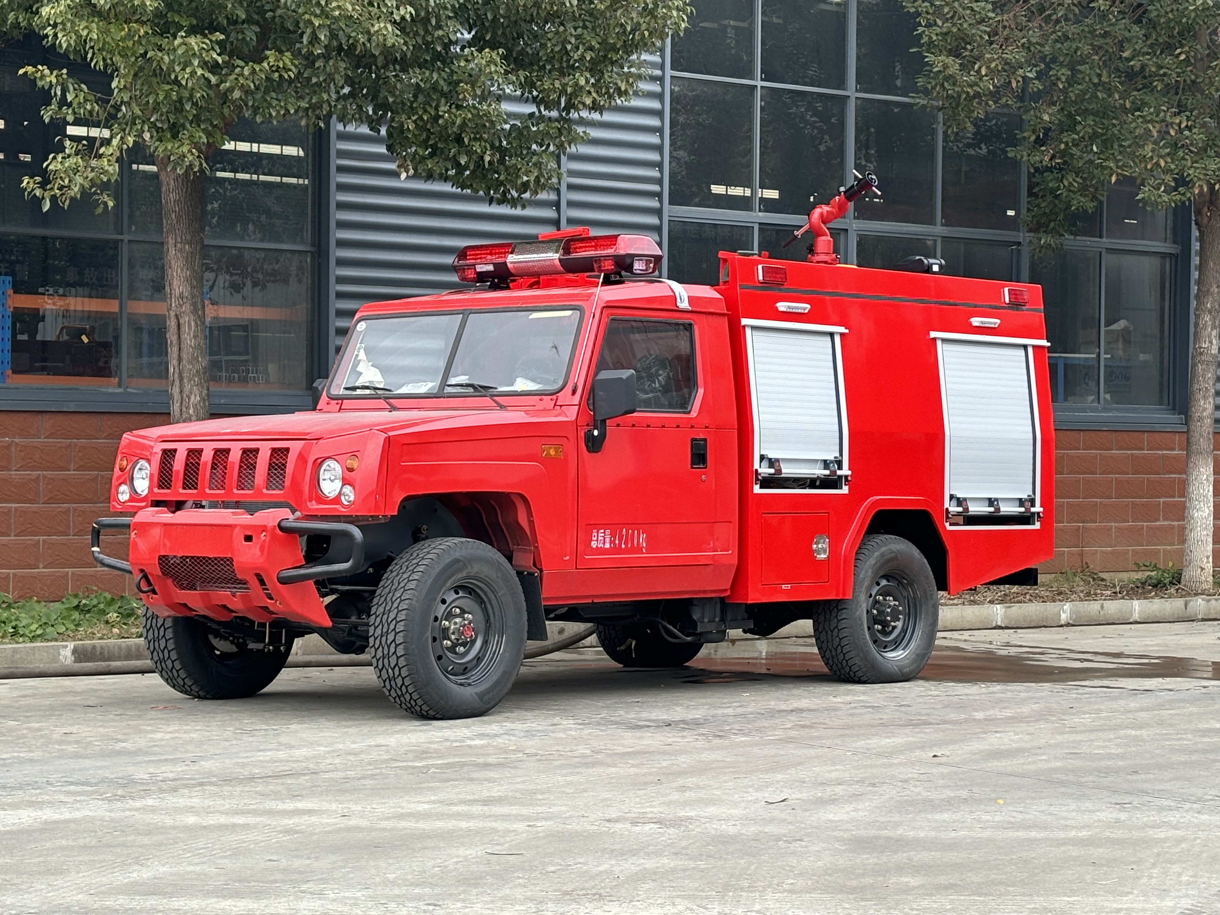 北汽雙排座四驅(qū)1.5噸森林水罐消防車