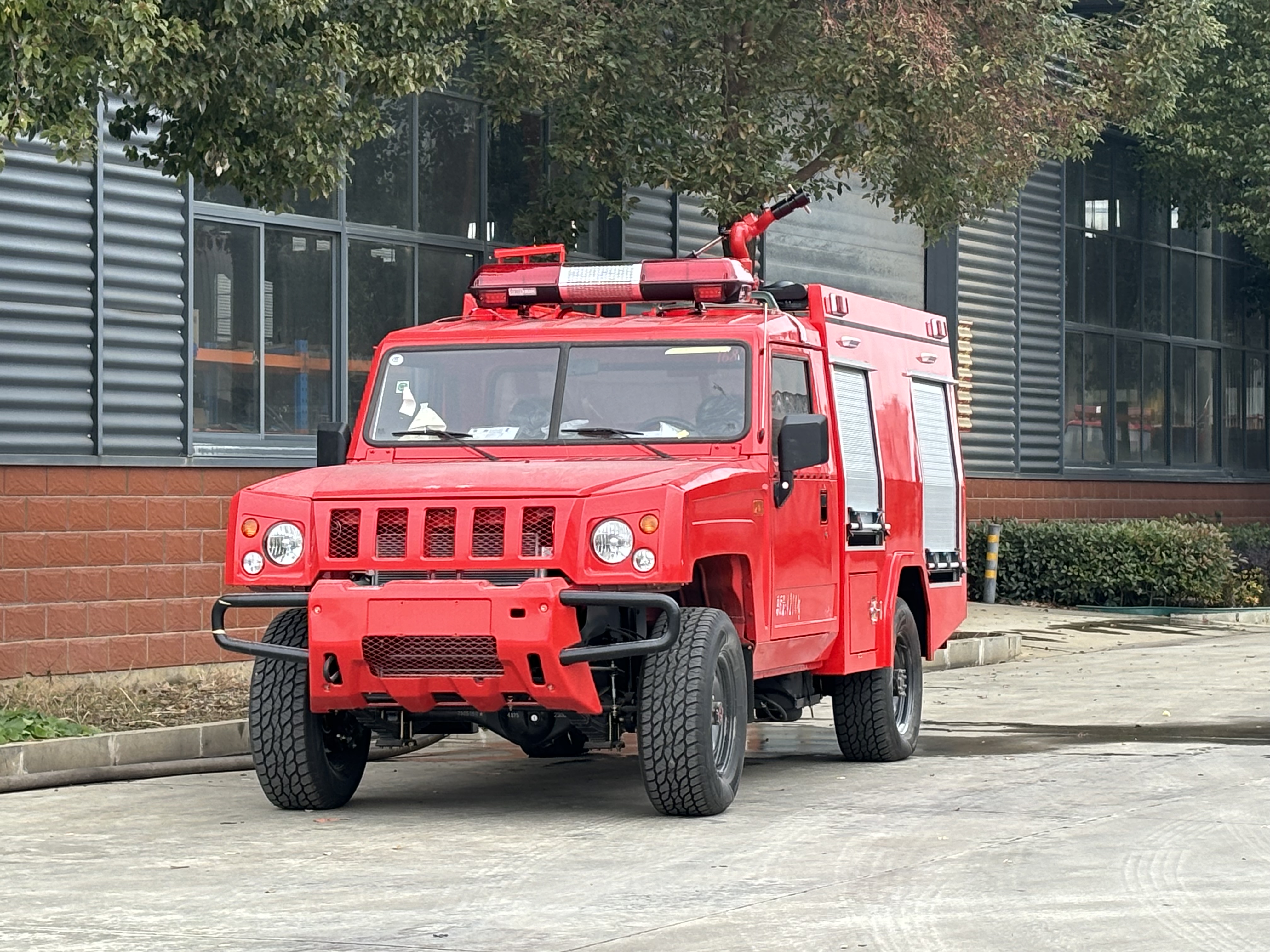 北汽雙排座四驅(qū)1.5噸森林水罐消防車