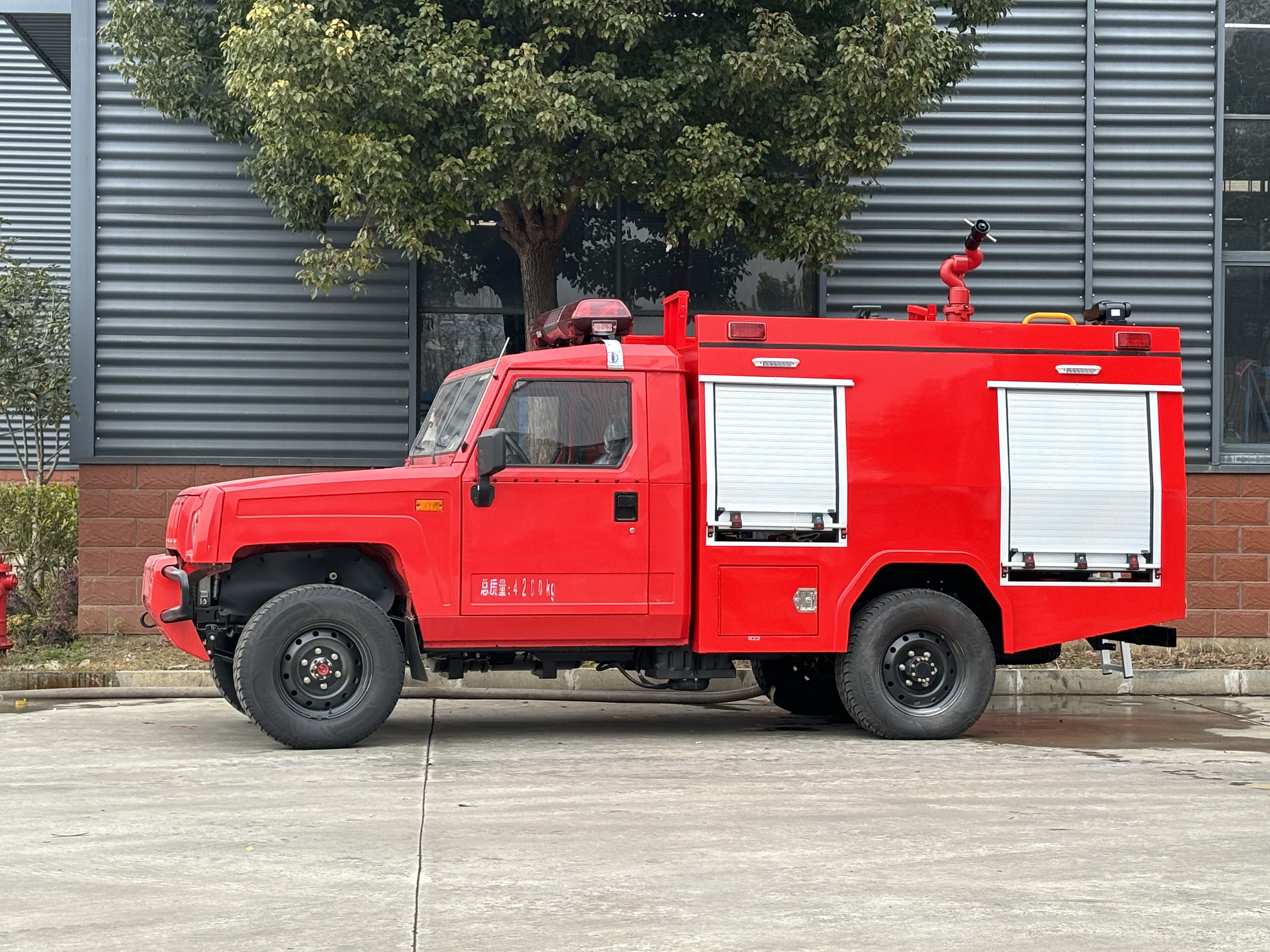 北汽雙排座四驅(qū)1.5噸森林水罐消防車