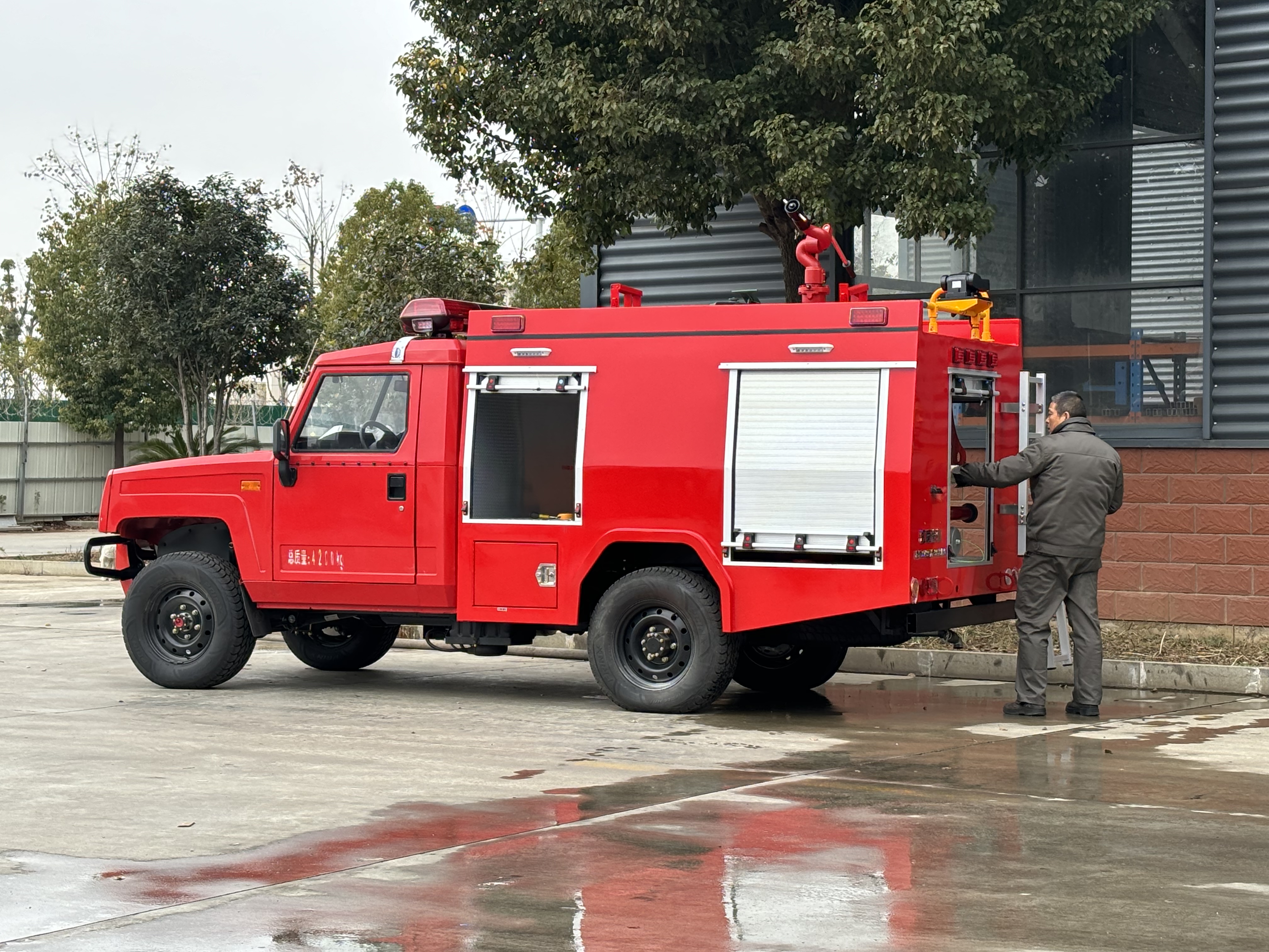 北汽雙排座四驅(qū)1.5噸森林水罐消防車